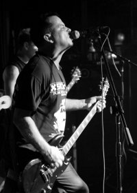 ukNige - Vocals & Guitar